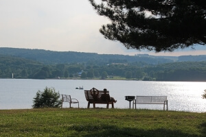 Parkbänke und Ausblick auf den Bostalsee